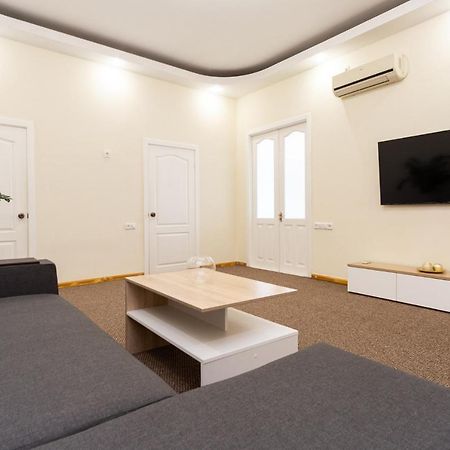 Apartment Center Of Odessa Exterior foto