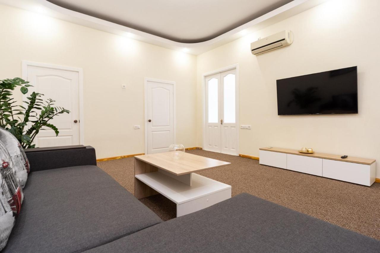 Apartment Center Of Odessa Exterior foto